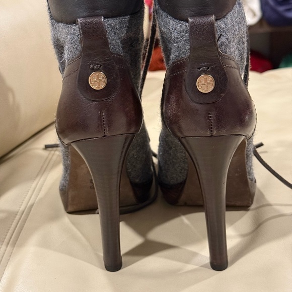 Tory Burch lace up gray and brown leather ankle boots - Picture 4 of 14